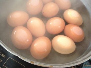 五香茶叶蛋,先将鸡蛋彻底清洗干净，然后煮熟关火