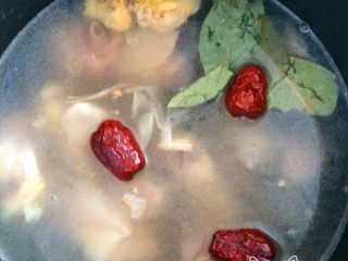 老母鸡汤,炒出香味以后把鸡肉倒入汤锅，加水没过鸡肉并加入香叶，红枣