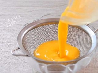 爆浆南瓜吐司卷,鸡蛋打散，过筛。
🌻小贴士：1只鸡蛋没用完，只用了三分之一鸡蛋。
