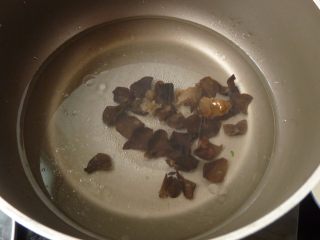 四宝菠菜圆子,
下泡过的木耳煮10分钟