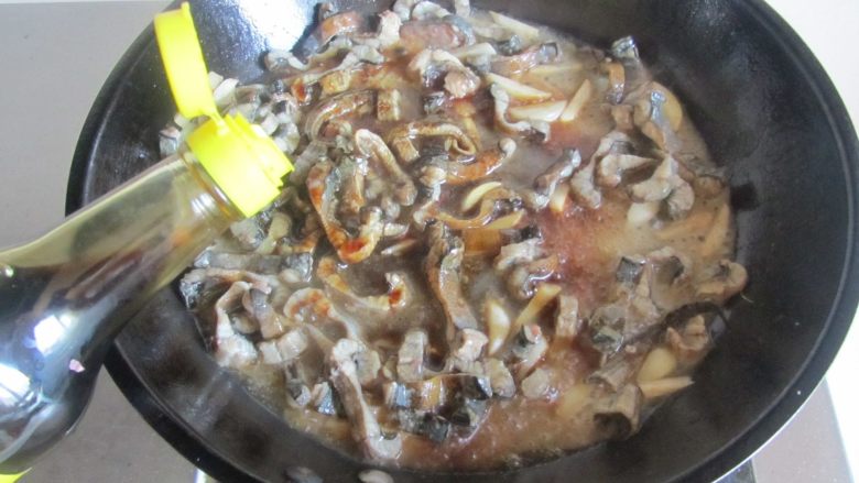 茭白鳝鱼丝,再放入适量的酱油，烹煮到八成熟；