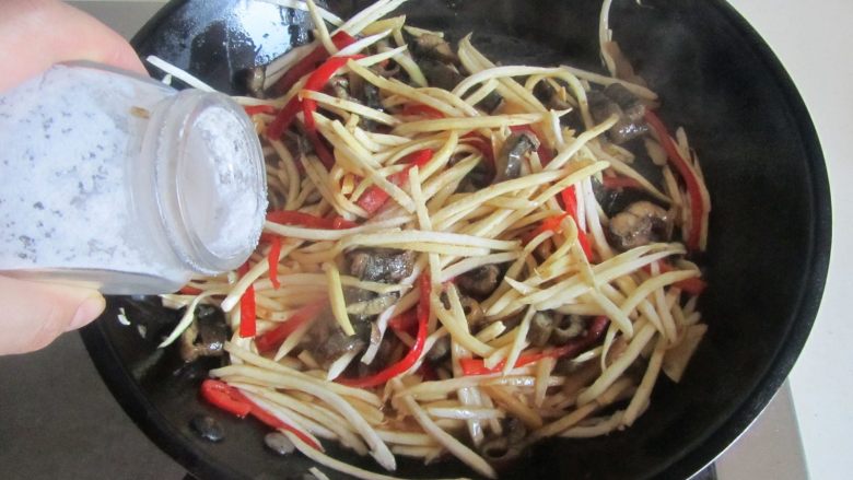 茭白鳝鱼丝,加入适量的盐调味，盛入盘中撒上小葱末。
