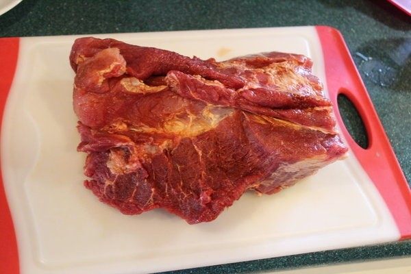 拿铁炙猪肉,猪肉去掉边缘多余油脂，以盐和匈牙利红椒粉（或胡椒）抹匀，冷藏隔夜。