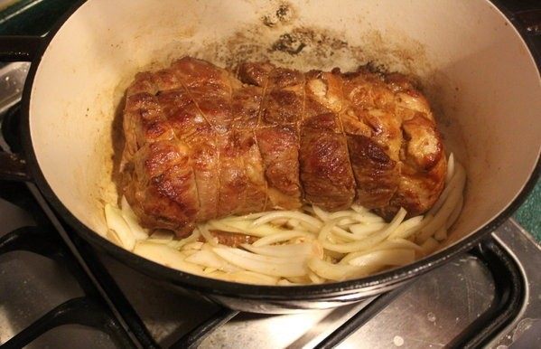 拿铁炙猪肉,放入洋葱、大蒜稍微炒一下