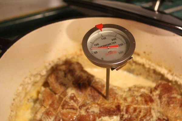 拿铁炙猪肉,大约炖煮50分钟。若有温度计，插入猪肉内层，温度接近70℃，就表示猪肉已经熟了。