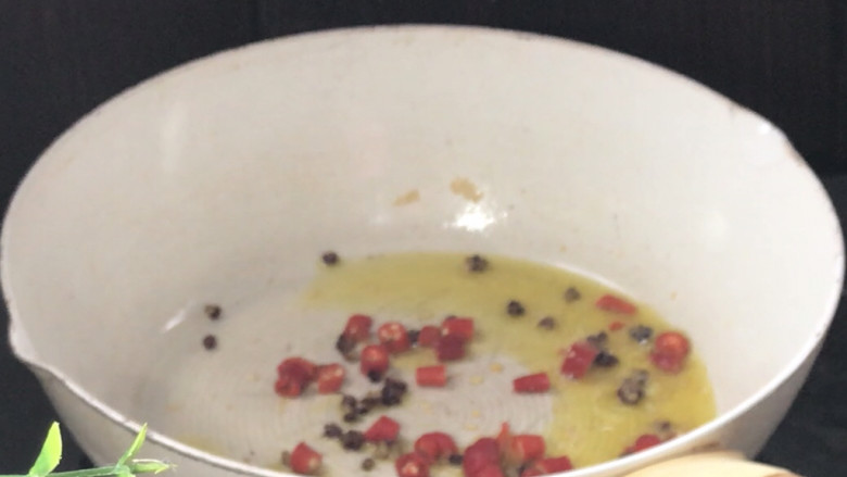 干煸圆白菜,起锅热油，放入小米辣和花椒粒炒香
