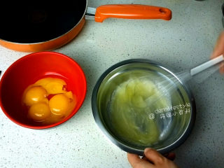海苔双色蛋卷,在一个碗中将蛋白打均匀