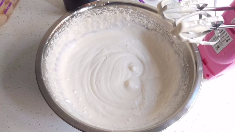 荔枝甜酒蛋糕,很快的，就能打到奶油有纹路不消失但是碗拿起来又可以流动的状态，就可以抹面了。