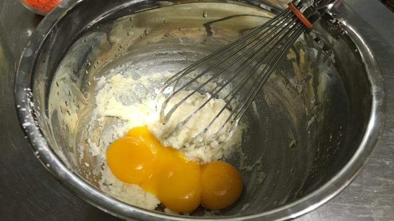 芝士黑胡椒咸戚风,用蛋抽简单混合至无干粉即可
倒入所有的蛋黄后，搅拌至细腻均匀