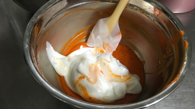 芝士黑胡椒咸戚风,蛋白霜取三分之一倒入蛋黄糊中，翻拌均匀