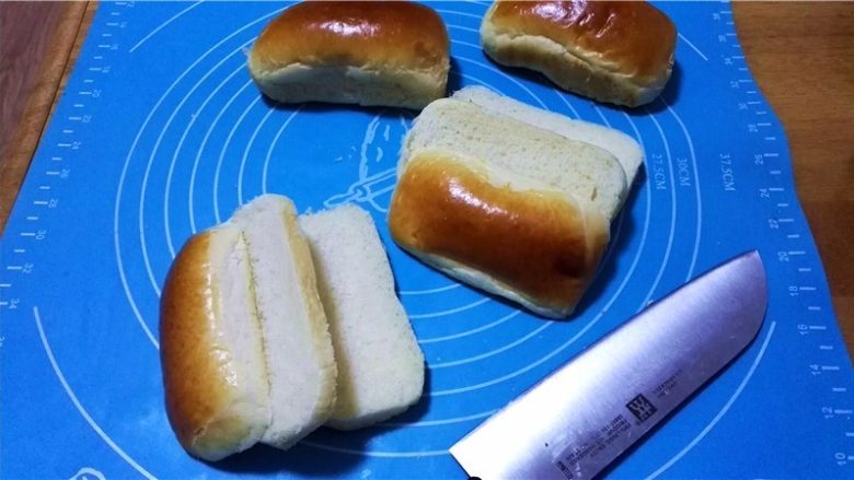 迷你潜艇堡,一个面包胚均匀的切成三片。