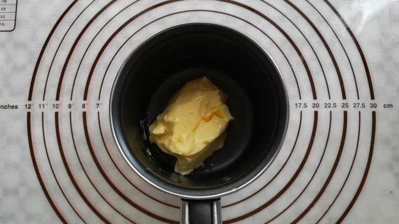蜂蜜红茶费南雪（改良版）,发酵黄油放入不粘锅奶锅里