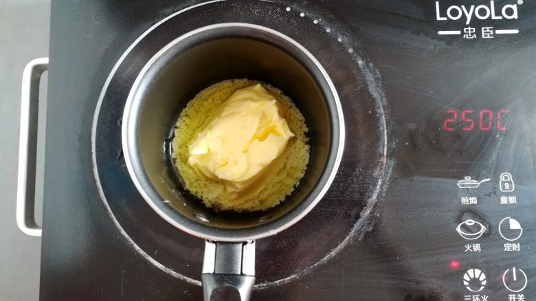 蜂蜜红茶费南雪（改良版）,中小火加热发酵黄油，用硅胶刮刀不停的搅拌