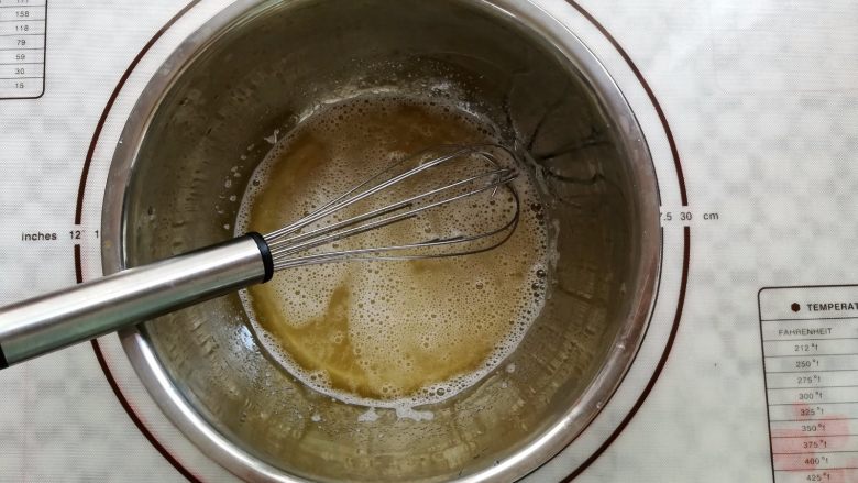 蜂蜜红茶费南雪（改良版）,用手持打蛋器混合融化白砂糖和蜂蜜，不需要打发蛋白