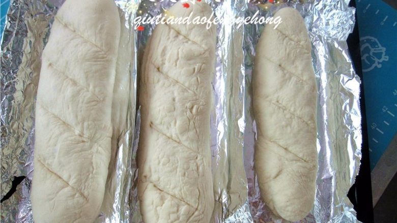 法棍面包,在面包坯表面划痕（刀具不够锋利，划痕太浅）；