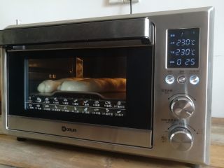 咸香长面包,烤上色后可以加盖锡纸，烤到20分钟的时候把烤盘取出继续烤完设定时间
