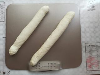 咸香长面包,2个面团分别整形好以后转移到学厨的无边烤盘上