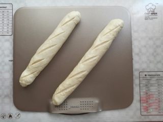 咸香长面包,在面团上刷少量的油，用锋利的刀片在面团上割口（也可以在二发结束后割口）