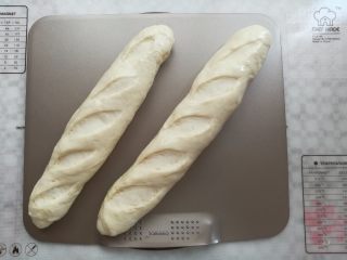 咸香长面包,发酵完成后取出面团