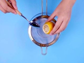 零难度清新柠檬雪葩！,柠檬果肉过筛，滤取柠檬汁150ml