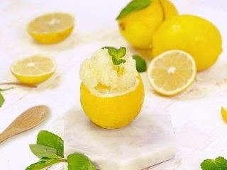 零难度清新柠檬雪葩！,取出搅拌均匀
装入挖空的柠檬中，即可享用