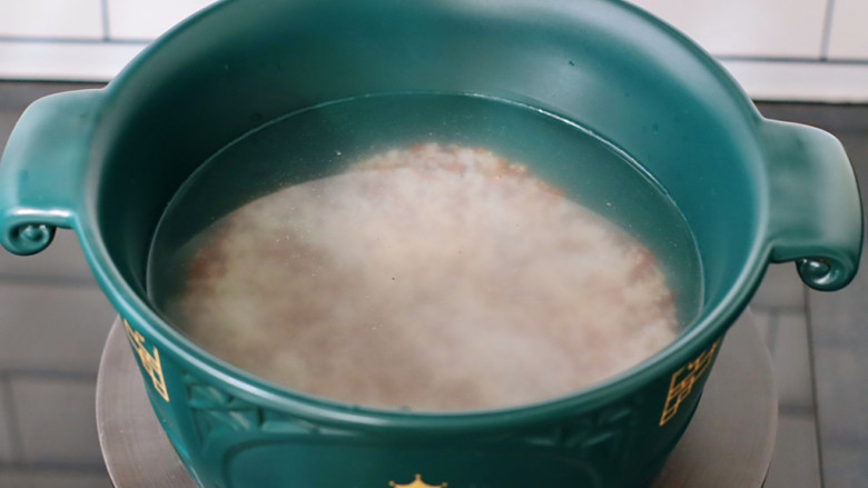 三色藜麦螃蟹粥,倒入适量的清水。