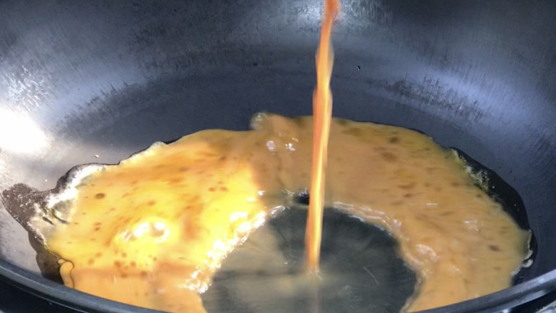 莲藕蒸豆腐,起锅热油，倒入调好的料汁，拌匀至沸腾