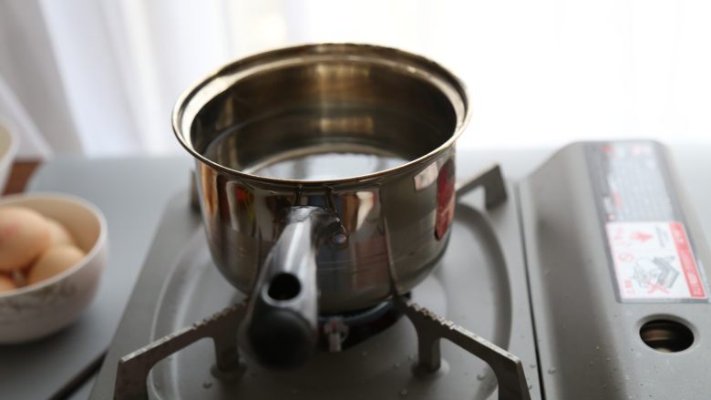 bruch之王 班尼迪克蛋,在一个较深的容器里，烧开一锅水后，转小火。