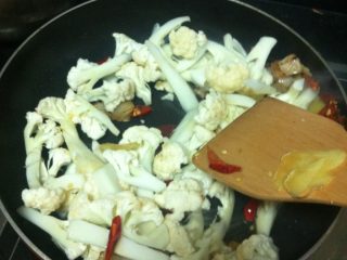 干煸菜花,随后倒入菜花翻炒均匀，洒上适量盐，倒入些许生抽