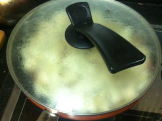 干煸菜花,盖上盖子，用小火慢慢把菜里的水逼出来，再慢慢把水烧干，起锅前放上一点鸡精提味就好了