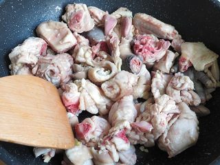 小鸡炖土豆,将鸡块倒入翻炒至鸡肉表面微黄