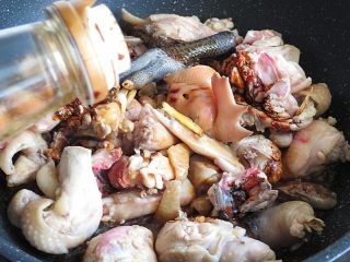 小鸡炖土豆,倒入酱油翻3分钟，鸡肉裹色均匀锅内有点干锅即可