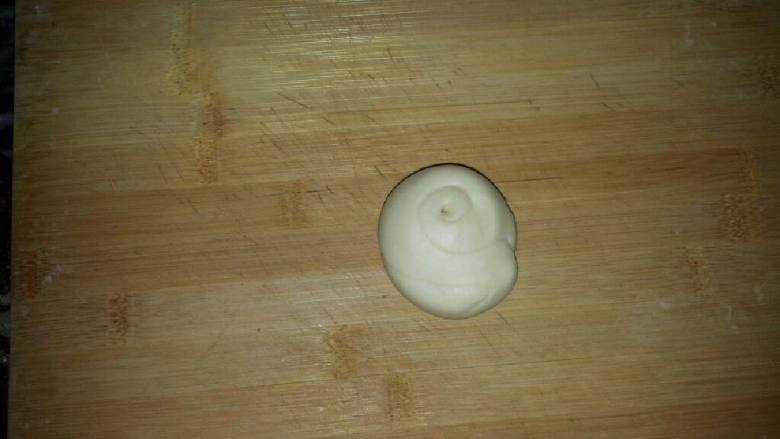 自制玫瑰饼,将卷起来的皮竖着按压一下之后擀成圆的片