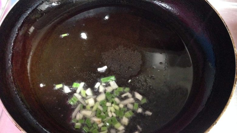 四色木瓜虾仁,
热锅凉油入葱碎、蒜碎炒出香味