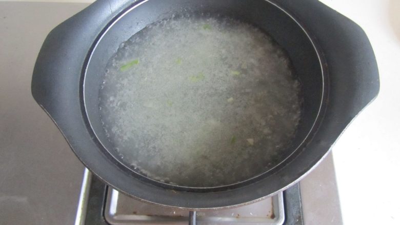 猪肝粉丝煲,将高汤烧开（如果没有， 就直接用水）；