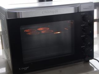 流心芝士塔,将挞皮放入预热好的烤箱中层，上下火180度，烤15分钟使其微微烤熟上色