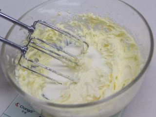 流心芝士塔,接着制作内陷，软化的奶酪奶酪用电动打蛋器打发至顺滑