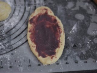 紫薯红豆卷,取一个小剂子，擀成长舌状，抹上紫薯泥