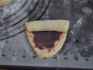 紫薯红豆卷,从上至下卷起来，收口捏紧，朝下放置