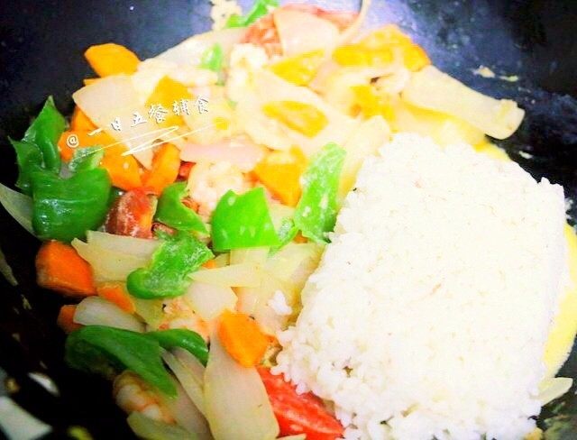 鲜虾芝士焗饭,菜炒好后，也可跟饭直接混合。