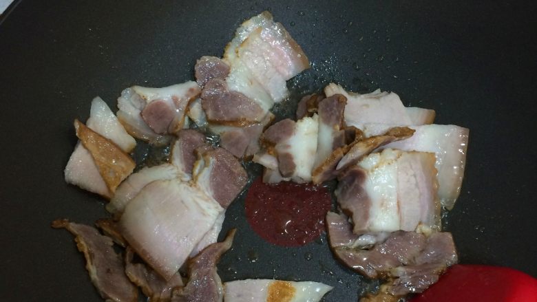 回锅肉,油热以后下五花肉翻炒至边上变黄，微微卷起。