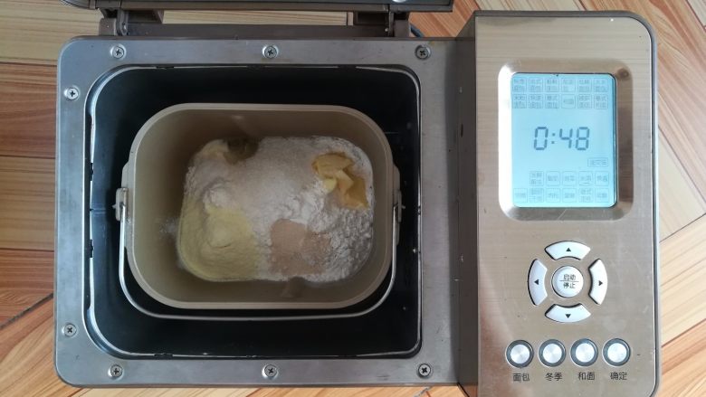 酸奶吐司（波兰种）,加上其他材料一起放入面包桶，启动面包机和面25分钟