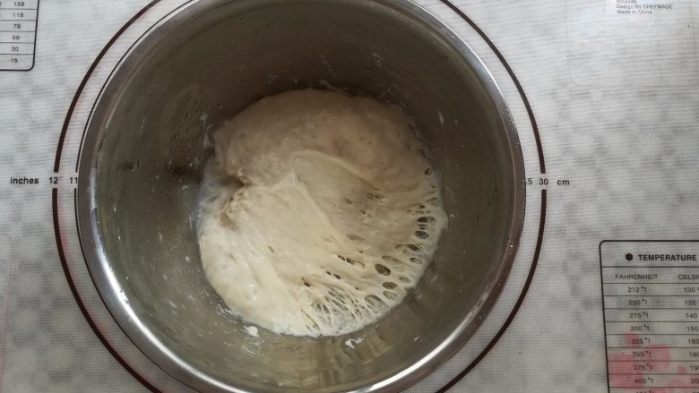 酸奶吐司（波兰种）,波兰种前一天晚上做好，冰箱冷藏发酵10小时左右（如果室温下发酵2-3）小时，波兰种的状态是表面起小泡泡，拉开有蜂巢似的小孔就是成功了