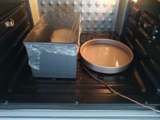 酸奶吐司（波兰种）,黑金刚土司盒放入烤箱里第二次发酵，烤箱里放一盘温水增加湿度