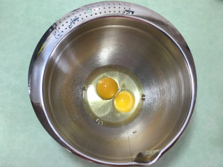 芝麻薄脆饼,将2个全蛋打入盆中。