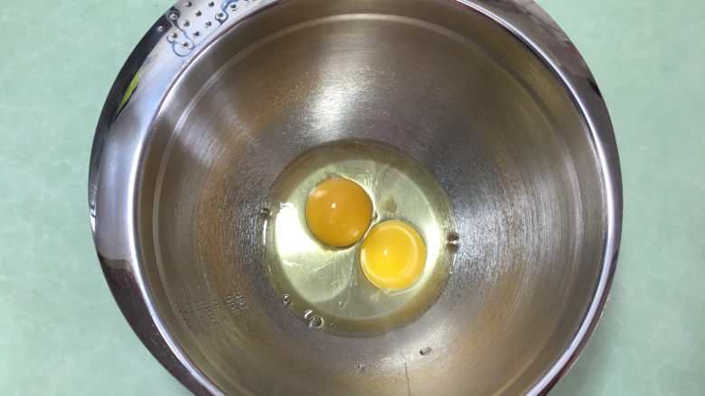 芝麻薄脆饼,将2个全蛋打入盆中。