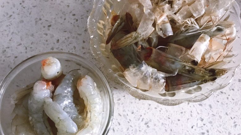 鲜虾时蔬小馄饨,大虾去虾头和皮。皮不要扔掉，用来制作虾油