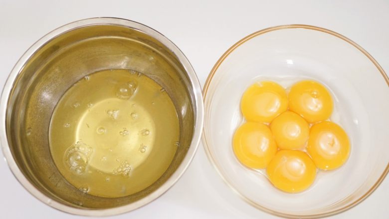 肉松小贝,将蛋黄和蛋清分离出来，分别装在两个干净的无油无水的盆中