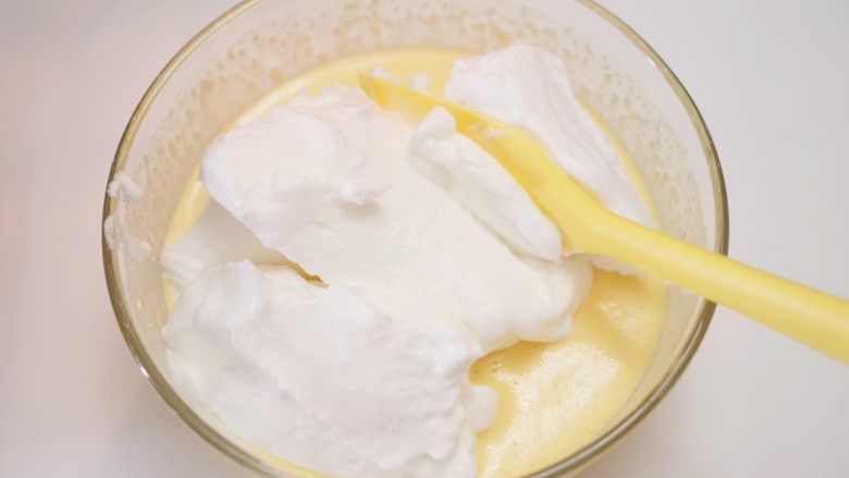 肉松小贝,将打发好的蛋白霜取1/3拌入到蛋黄糊中，以切拌和翻拌混合的手法拌匀