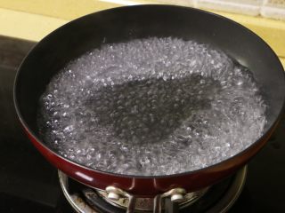腊肠煲仔饭,另起锅，放入适量水烧开，加少许油和盐